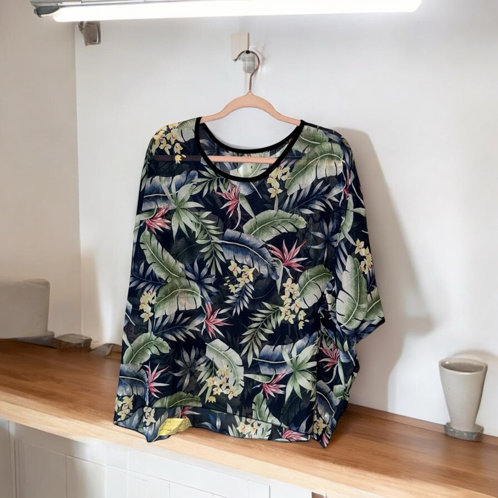 New Boutique blouse bold print top vibrant flowy both casual and dressy pp33 L25